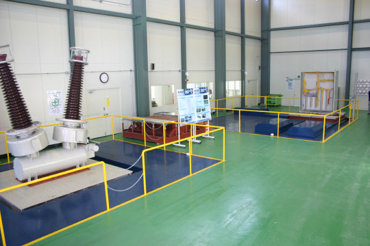 전력설비 내진검증용 진동대 시스템.  한국전력 제공